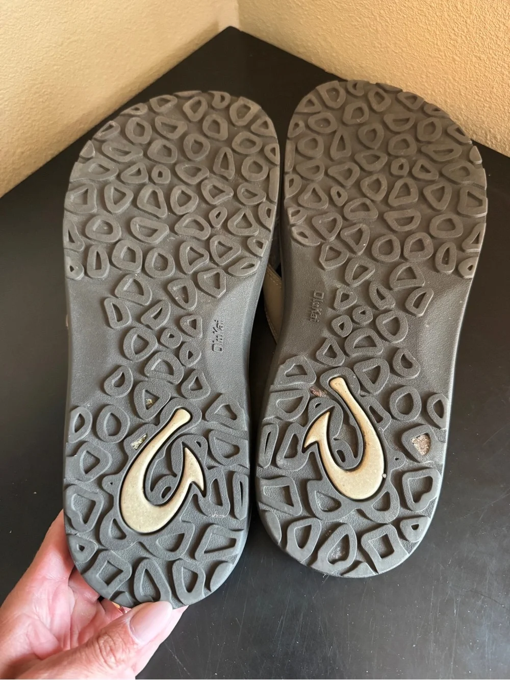 OluKai leather thong